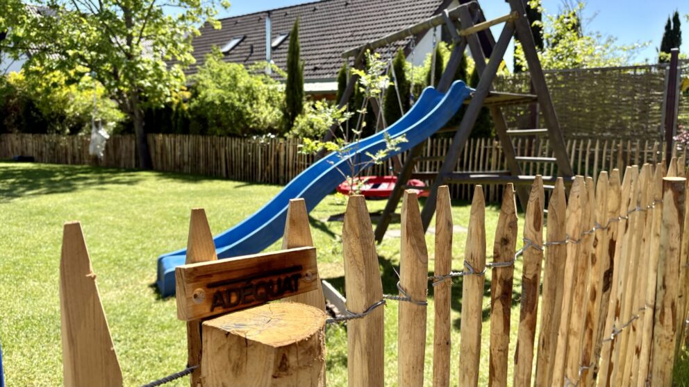 Staketenzaun Kastanien 100 cm hoch, Abstand 6 cm mit Kastanine Pfost 150/160 cm Länge, Dürchmesser 7/9 und 10/12 cm