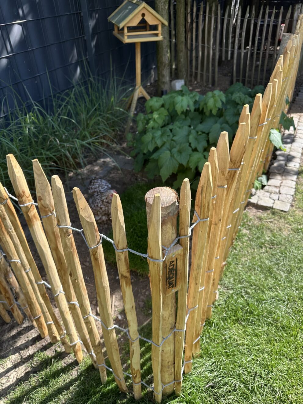 Staketenzaun Kastanien 100 cm hoch, Abstand 4 cm mit Kastanien Pfost 150/160 cm Länge, Dürchmesser 7/9 cm.