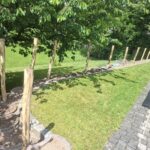 Im Bau - Staketenzaun Robinie 100 cm hoch, Lattenabstand 4 cm mit Robinien Pfost 160 cm Länge, Dürchmesser 8/10 cm