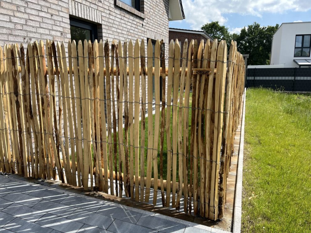Staketenzaun Kastanien 150 cm hoch, Abstand 2 cm mit Kastanine Pfost 250 cm Länge, Dürchmesser 7/9 und 10/12 cm