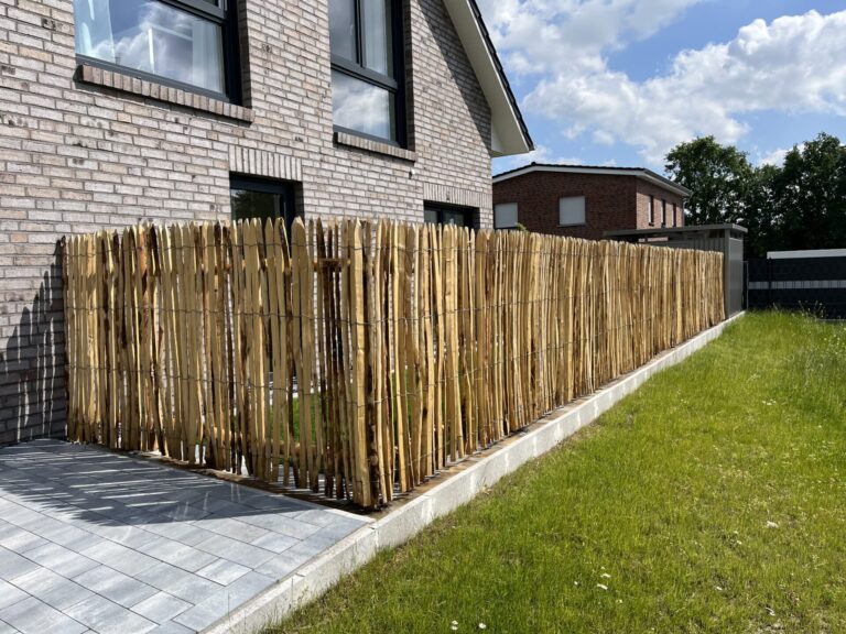 Staketenzaun Kastanien 150 cm hoch, Abstand 2 cm mit Kastanine Pfost 250 cm Länge, Dürchmesser 7/9 und 10/12 cm