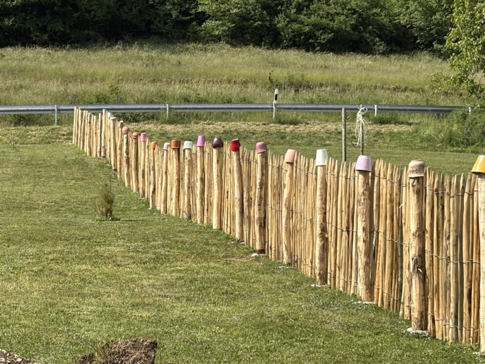 Staketenzaun Kastanien 120 cm hoch, Abstand 4 cm mit Robinien Pfost 200 cm Länge, Dürchmesser 10/12 und 8/10 cm