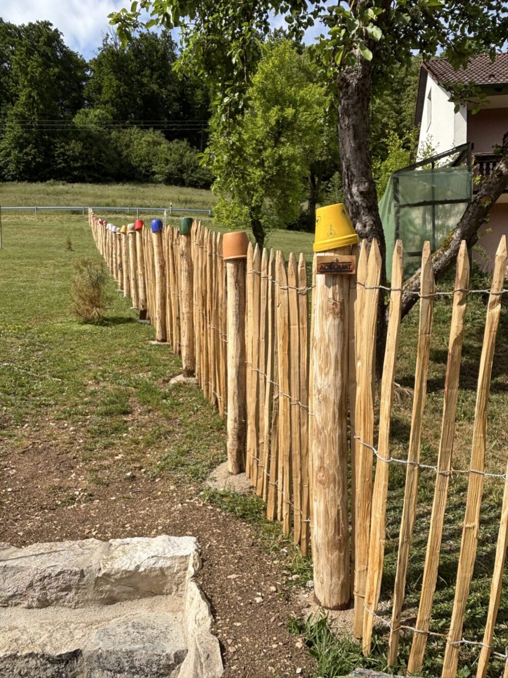 Staketenzaun Kastanien 120 cm hoch, Abstand 4 cm mit Robinien Pfost 200 cm Länge, Dürchmesser 10/12 und 8/10 cm