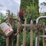 Staketenzaun Kastanie 120 cm hoch, Abstandd 8 cm mit Kastanien Pfost 120 cm Länge, Dürchmesser 7/9 cm und Kastanien Lat halbrund 200 cm Länge mit Gartendekoration