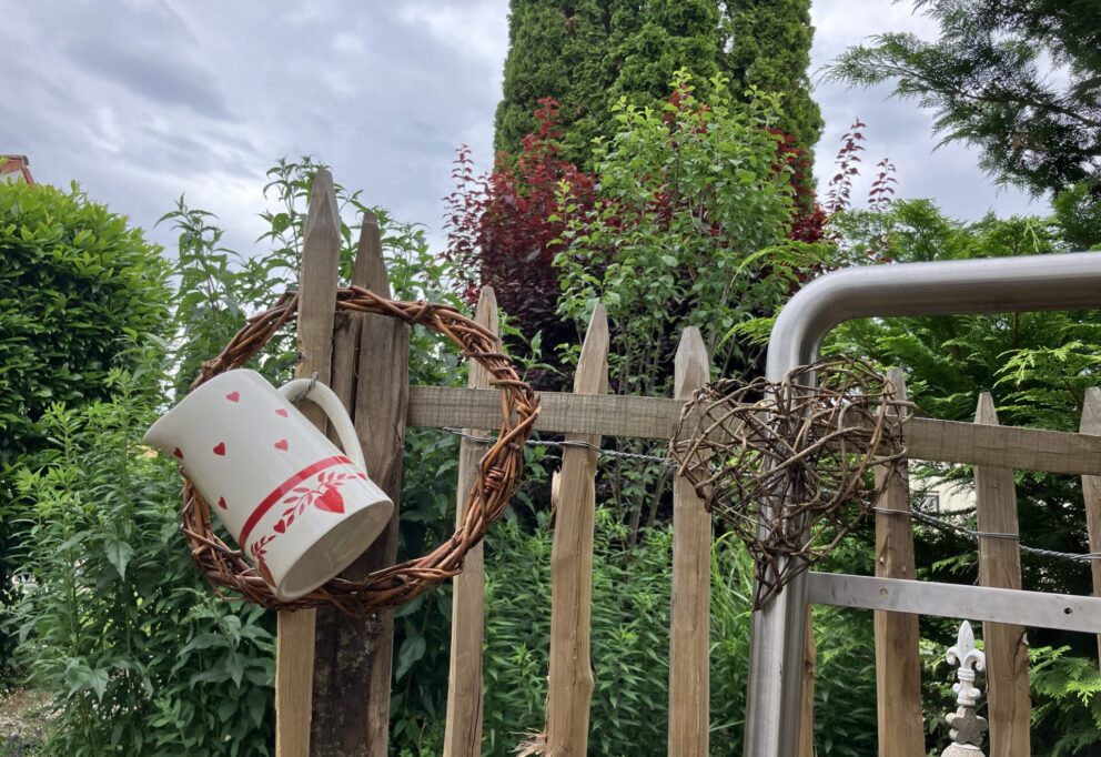 Staketenzaun Kastanie 120 cm hoch, Abstandd 8 cm mit Kastanien Pfost 120 cm Länge, Dürchmesser 7/9 cm und Kastanien Lat halbrund 200 cm Länge mit Gartendekoration