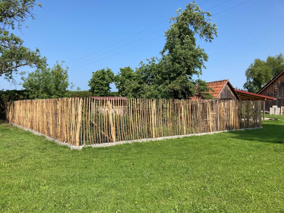 Staketenzaun Kastanien 175 cm hoch, Abstand 8 cm mit Robinien Pfost 200 cm Länge, Dürchmesser 8/10 cm Zaun am Gemüsegarten