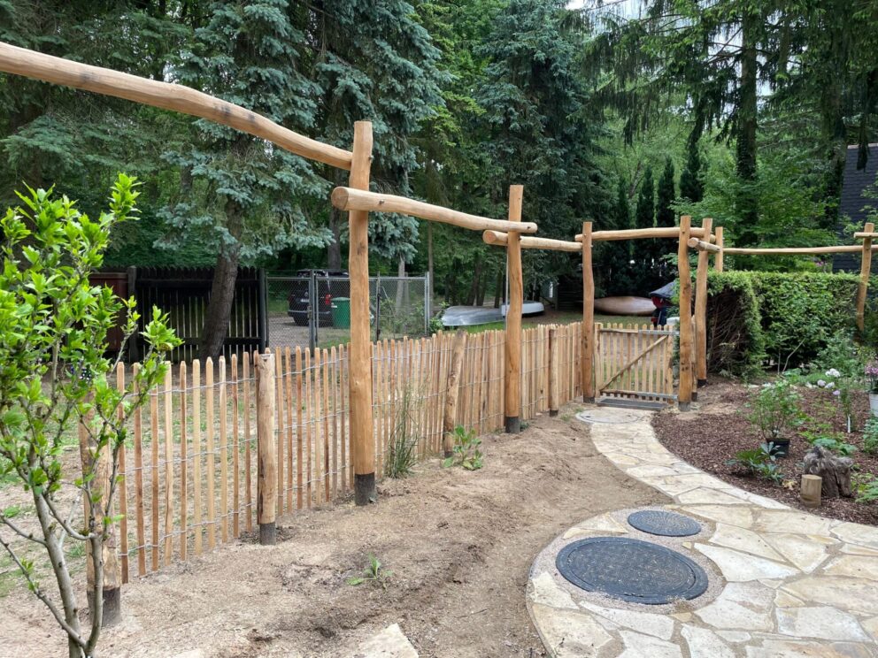 Robinienpfosten 300 und 400 cm Länge, Durchmesser 10/12 cm mit Robinien Pfost 180 cm Länge, Durchmesser 8/10 cm mit Staketenzauntor Kastanie 100Bx100H (cm) mit Staketenzaun Robinie 100 cm hoch, Abstand 4 cm