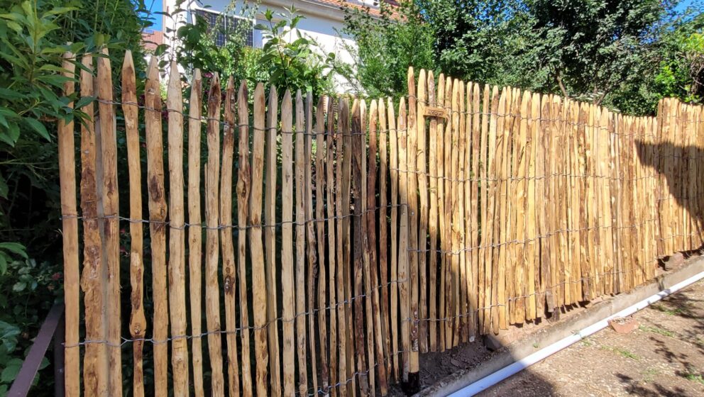 Fr. Staketenzaun Kastanien 150 cm hoch, Abstand 2 cm, 3m Rolle und Kastanien Pfost 200 cm lang, Ø 7-9 cm -mit Spitze