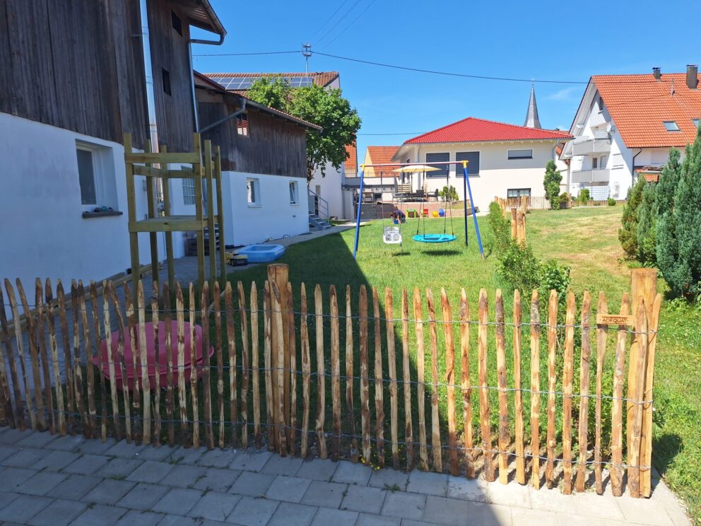 Fr. Staketenzaun Kastanien 100 cm hoch, Abstand 4 cm, 2x 5m rolle, Kastanien Pfost 150/160 cm lang, Ø 10-12 cm - mit Spitze, Kastanien Pfost 150/160 cm lang, Ø 7-9 cm- mit Spitze