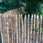 Zaunpfahl 7-9 120 cm Länge für Bodenhülse, Bodenhülse / Einschlaghülse, Edelstahl Schrauben 4,5x60, pro 100 Stück und Fr. Staketenzaun Kastanien 120 cm hoch, Abstand 2 cm, 2x 5m Rolle