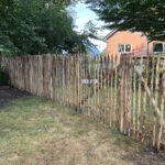 Fr. Staketenzaun Kastanien 150 cm hoch, Abstand 6 cm, 2x 5m Rolle, Kastanien Pfost 250 cm lang, Ø 7-9 cm - mit Spitze, Staketenzauntor nur Rahmen Kastanie einzeln 100Bx150H (cm), Zaun für Hühner