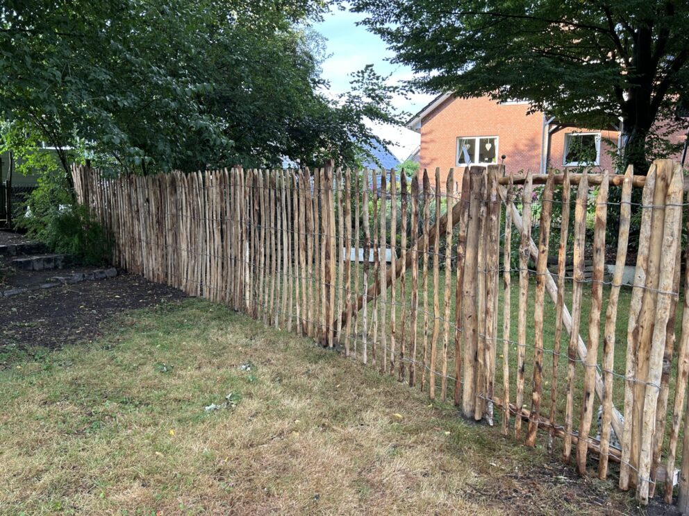 Fr. Staketenzaun Kastanien 150 cm hoch, Abstand 6 cm, 2x 5m Rolle, Kastanien Pfost 250 cm lang, Ø 7-9 cm - mit Spitze, Staketenzauntor nur Rahmen Kastanie einzeln 100Bx150H (cm), Zaun für Hühner
