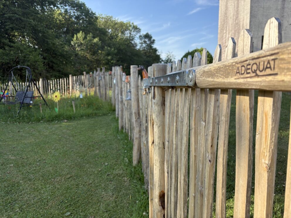 Fr. Staketenzaun 120 cm hoch, Abstand 8 cm, 10m Rolle, Robinien Pfost 200 cm lang, Ø 8-10 cm geschält mit Spitze, Robinien Pfost 200 cm lang, Ø 8-10 cm geschält mit Spitze, Französische Staketenzaun Tor 150Bx120H (Doppel Tor), Decoration auf Zaun
