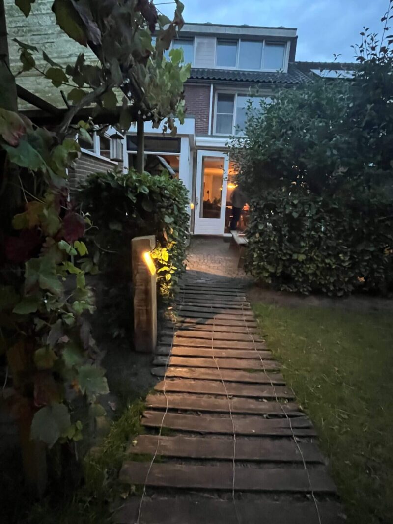 Holzweg im Garten aus Kastanie mit Wegeleuchte Bella (Gartenleuchte Holz)