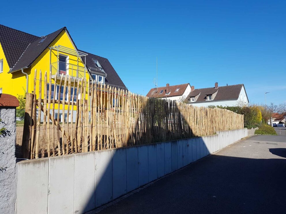 Mauer-Zaun Kombination Staketenzaun 150 cm hoch, 6 cm Lattenabstand, Kastanie