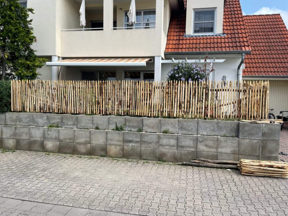 Mauerzaun Staketenzaun