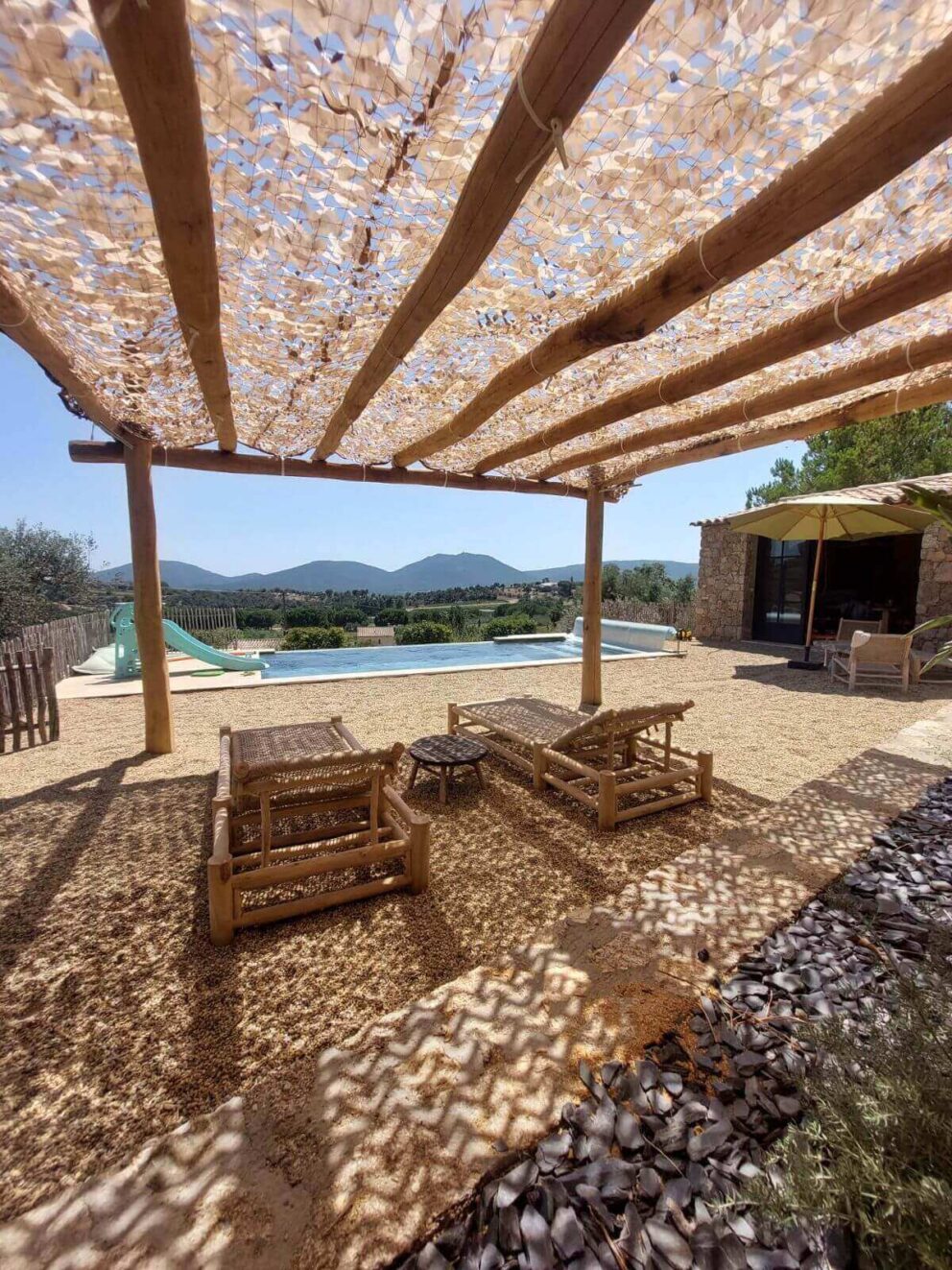 Robinie Rundholz geschliffen Pergola Boho Holz