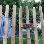 Staketenzaun Robinie 80 cm hoch, Lattenabstand 4 cm und Zaunpfahl 7-9 100 cm Länge für Bodenhülse