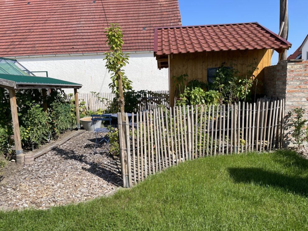 Robinien Pfost 200 cm lang, Ø 8-10 cm geschält mit Spitze, Staketenzaun Robinie 100 cm hoch, Lattenabstand 4 cm