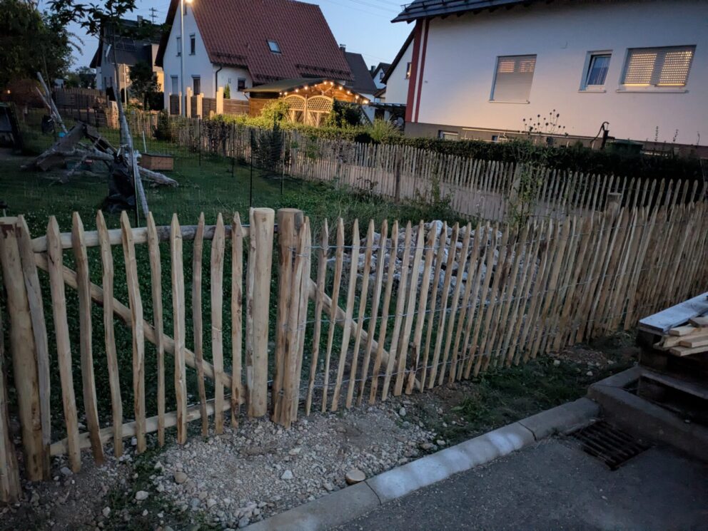 Fr. Staketenzaun Kastanien 100 cm hoch, Abstand 4 cm, 2x 5m rolle, Staketenzauntor nur Rahmen Kastanie einzeln 100Bx100H (cm), Staketenzauntor nur Rahmen Kastanie einzeln 100Bx100H (cm), Kastanien Pfost 150/160 cm lang, Ø 7-9 cm, mit spitze, Kastanien Pfost 150/160 cm lang, Ø 10-12 cm, mit spitze