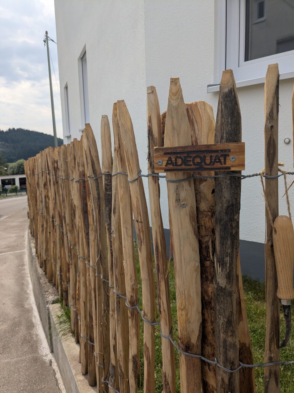 Mauer-Zaun Kombination: Staketenzaun Kastanie 100 cm hoch, (Lattenabstand 4 cm)