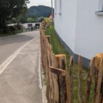 Fr. Staketenzaun Kastanien 100 cm hoch, Abstand 4 cm, 2x 5m rolle, Kastanien Pfost 150/160 cm lang, Ø 7-9 cm- mit Spitze, Kastanien Pfost 175 cm lang, Ø 10-12 cm -mit Spitze, Staketenzauntor Kastanie einzeln 080Bx100H (cm), Staketenzauntor Kastanie einzeln 080Bx100H (cm)