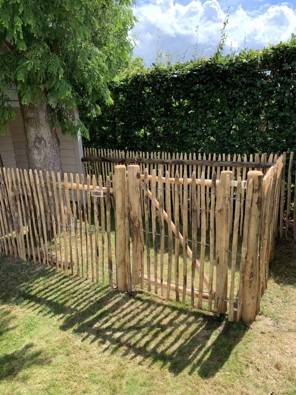 Torrahmen: Staketenzaun-Tor 100 cm breit x 120 cm hoch, Staketenzaun Kastanie 120 cm hoch (4 cm Lattenabstand)