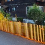 Staketenzaun Robinie 80 cm hoch, Lattenabstand 4 cm, Zaunpfahl 7-9 80 cm Länge für Bodenhülse, Bodenhülse / Einschlaghülse, Robinien Pfost 160 cm lang, Ø 6-8 cm geschält mit Spitze