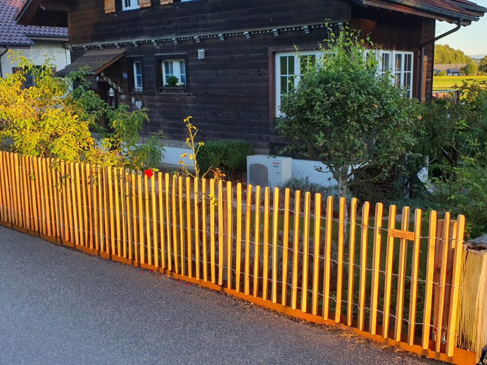 Staketenzaun Robinie 80 cm hoch, Lattenabstand 4 cm, Zaunpfahl 7-9 80 cm Länge für Bodenhülse, Bodenhülse / Einschlaghülse, Robinien Pfost 160 cm lang, Ø 6-8 cm geschält mit Spitze