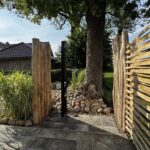 Robinien Pfost 250 cm lang, Ø 10-12 cm geschält mit Spitze, Sichtschutz Flechtzaun – Lamellenzaun Kastanie 180H x 180B cm
