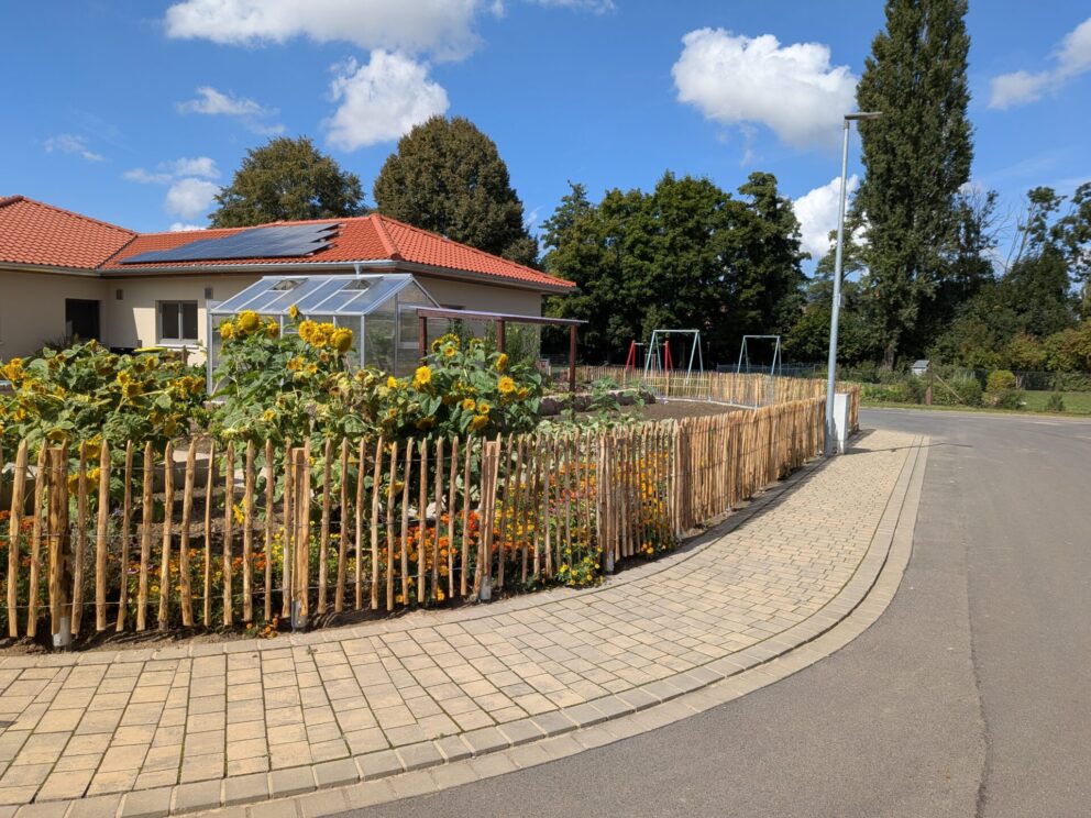 Fr. Staketenzaun Kastanien 100 cm hoch, Abstand 6 cm, 10m Rolle, Zaunpfahl 7-9 100 cm Länge für Bodenhülse, Bodenhülse / Einschlaghülse und Aufschraubhülse – Pfostenträger