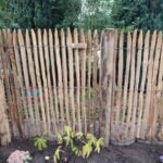 Fr. Staketenzaun Kastanien 120 cm hoch, Abstand 2 cm, 2x 5m, kastanien Pfost 200 cm lang, Ø 7-9 cm - mit Spitze, kastanien Pfost 200 cm lang, Ø 10-12 cm - mit Spitze