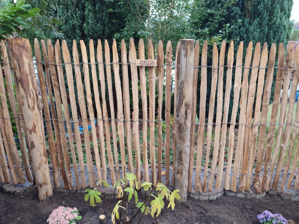 Fr. Staketenzaun Kastanien 120 cm hoch, Abstand 2 cm, 2x 5m, kastanien Pfost 200 cm lang, Ø 7-9 cm - mit Spitze, kastanien Pfost 200 cm lang, Ø 10-12 cm - mit Spitze