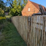 Fr. Staketenzaun Kastanien 150 cm hoch, Abstand 4 cm, 2x 5m Rolle und Kastanien Pfost 200 cm lang, Ø 7-9 cm - mit Spitze