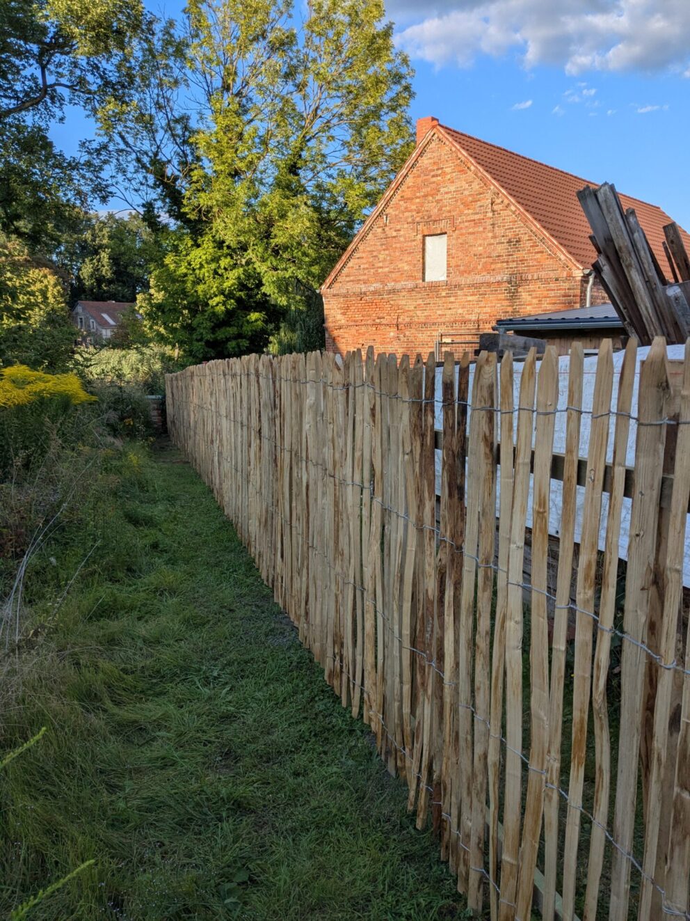 Fr. Staketenzaun Kastanien 150 cm hoch, Abstand 4 cm, 2x 5m Rolle und Kastanien Pfost 200 cm lang, Ø 7-9 cm - mit Spitze