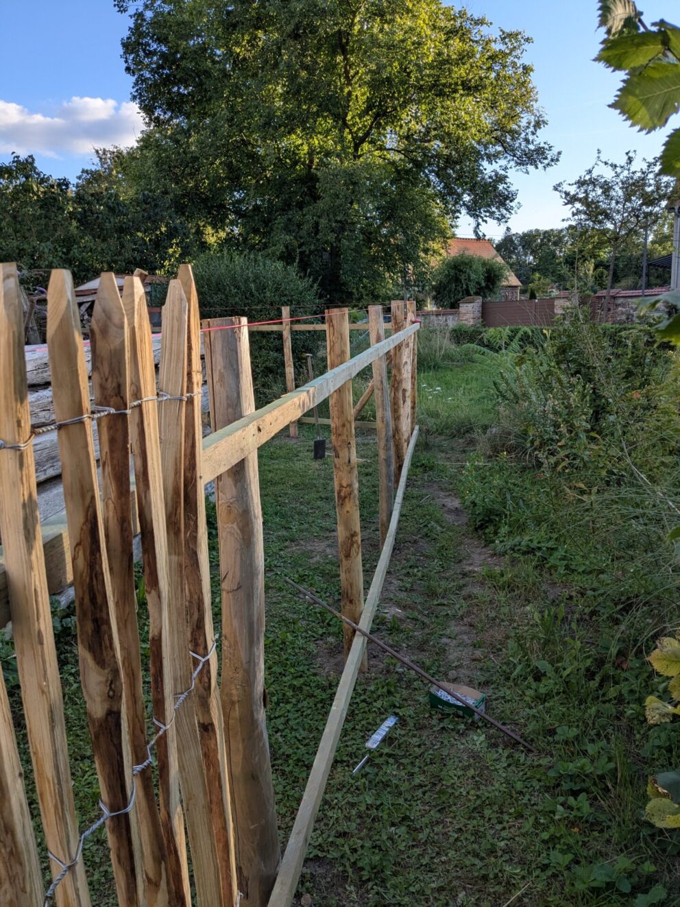 Fr. Staketenzaun Kastanien 150 cm hoch, Abstand 4 cm, 2x 5m Rolle und Kastanien Pfost 200 cm lang, Ø 7-9 cm - mit Spitze