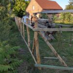 Fr. Staketenzaun Kastanien 150 cm hoch, Abstand 4 cm, 2x 5m Rolle und Kastanien Pfost 200 cm lang, Ø 7-9 cm - mit Spitze