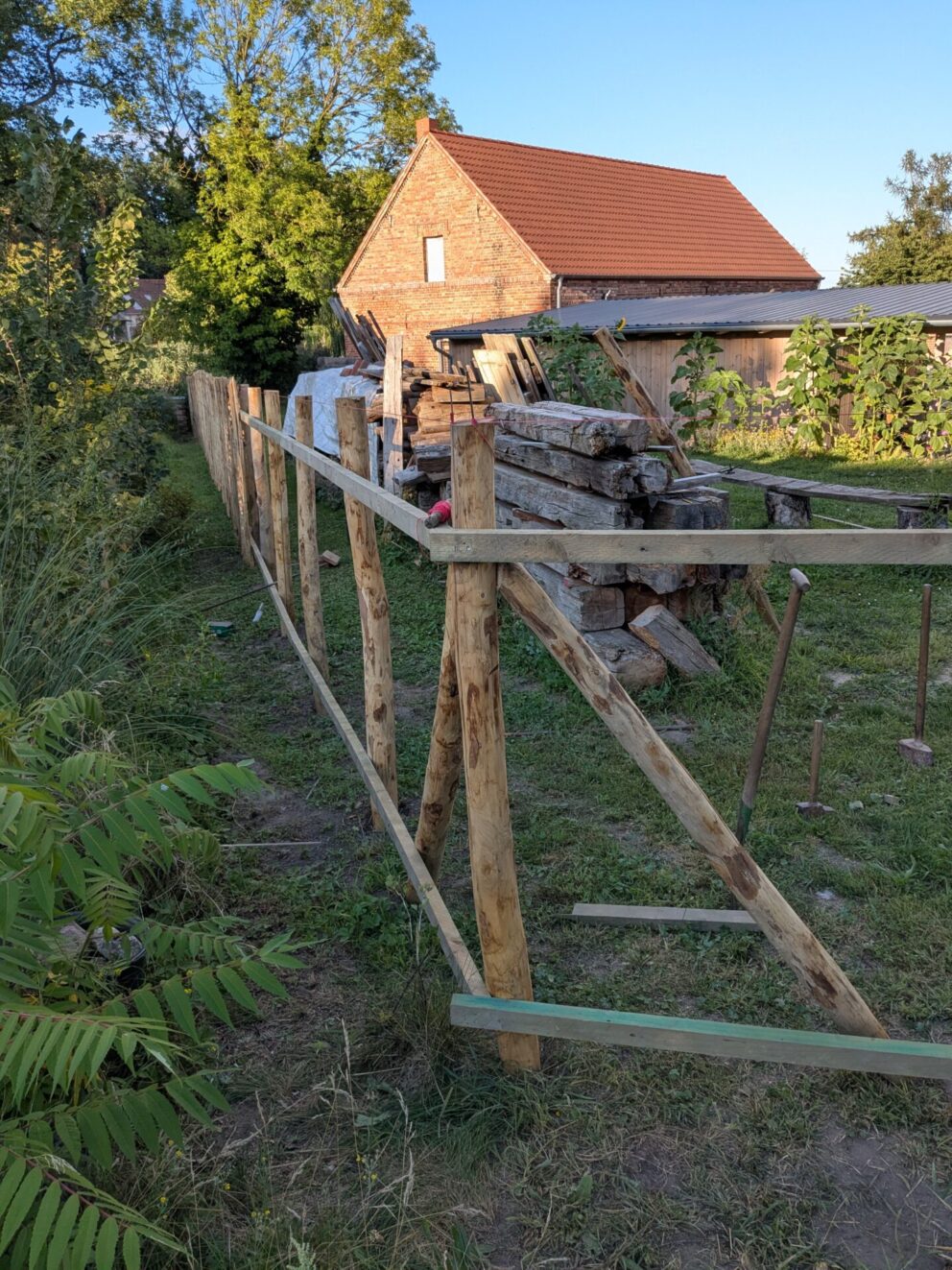 Fr. Staketenzaun Kastanien 150 cm hoch, Abstand 4 cm, 2x 5m Rolle und Kastanien Pfost 200 cm lang, Ø 7-9 cm - mit Spitze