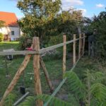 Fr. Staketenzaun Kastanien 150 cm hoch, Abstand 4 cm, 2x 5m Rolle und Kastanien Pfost 200 cm lang, Ø 7-9 cm - mit Spitze