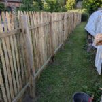 Fr. Staketenzaun Kastanien 150 cm hoch, Abstand 4 cm, 2x 5m Rolle und Kastanien Pfost 200 cm lang, Ø 7-9 cm - mit Spitze