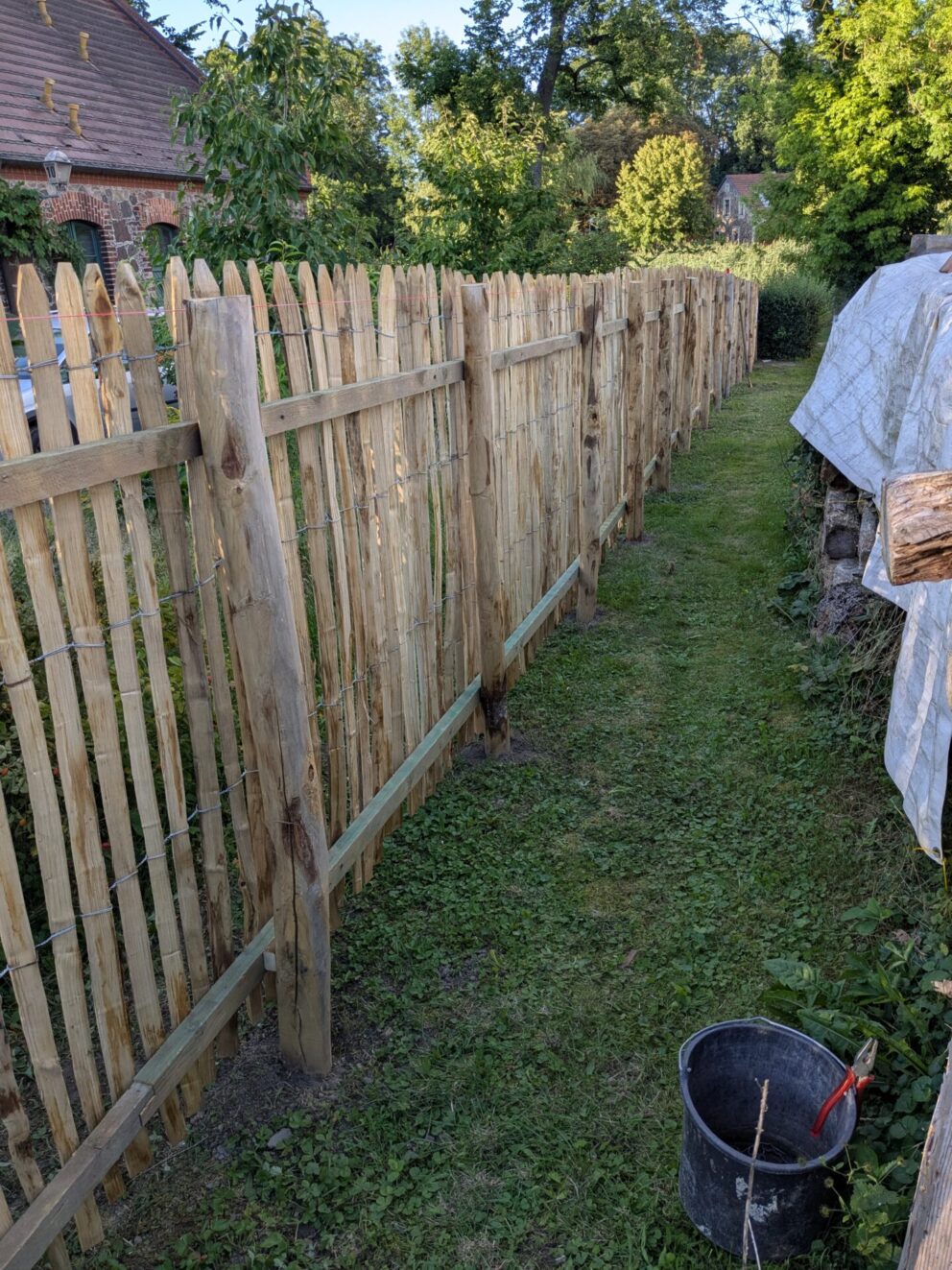 Fr. Staketenzaun Kastanien 150 cm hoch, Abstand 4 cm, 2x 5m Rolle und Kastanien Pfost 200 cm lang, Ø 7-9 cm - mit Spitze