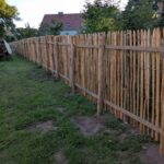 Fr. Staketenzaun Kastanien 150 cm hoch, Abstand 4 cm, 2x 5m Rolle und Kastanien Pfost 200 cm lang, Ø 7-9 cm - mit Spitze