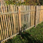 Fr. Staketenzaun Kastanien 150 cm hoch, Abstand 4 cm, 2x 5m Rolle und Kastanien Pfost 200 cm lang, Ø 7-9 cm - mit Spitze