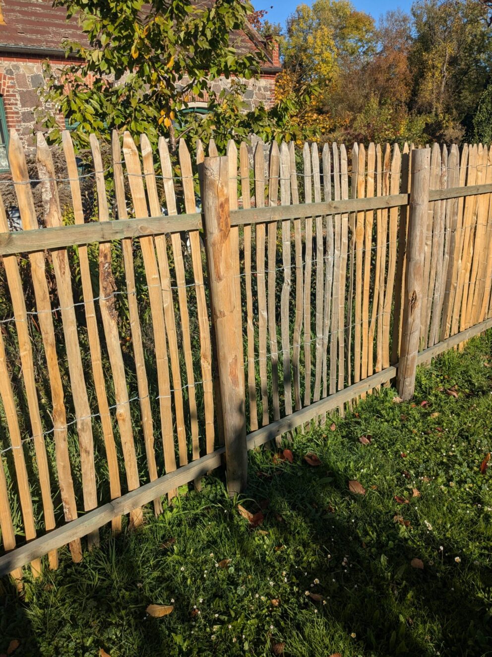 Fr. Staketenzaun Kastanien 150 cm hoch, Abstand 4 cm, 2x 5m Rolle und Kastanien Pfost 200 cm lang, Ø 7-9 cm - mit Spitze