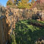 Fr. Staketenzaun Kastanien 150 cm hoch, Abstand 4 cm, 2x 5m Rolle und Kastanien Pfost 200 cm lang, Ø 7-9 cm - mit Spitze