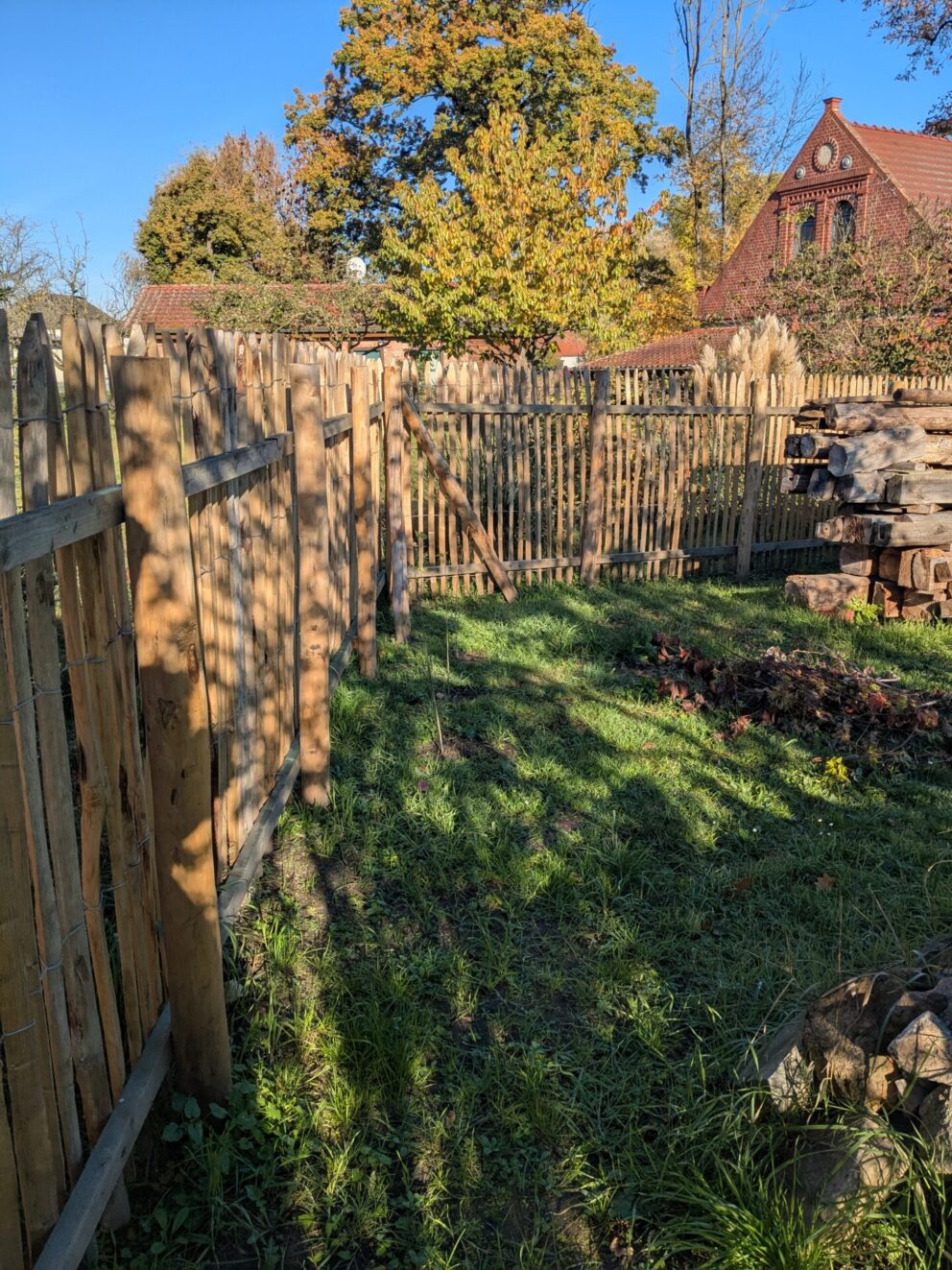 Fr. Staketenzaun Kastanien 150 cm hoch, Abstand 4 cm, 2x 5m Rolle und Kastanien Pfost 200 cm lang, Ø 7-9 cm - mit Spitze