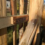 Fr. Staketenzaun Kastanien 150 cm hoch, Abstand 4 cm, 2x 5m Rolle und Kastanien Pfost 200 cm lang, Ø 7-9 cm - mit Spitze