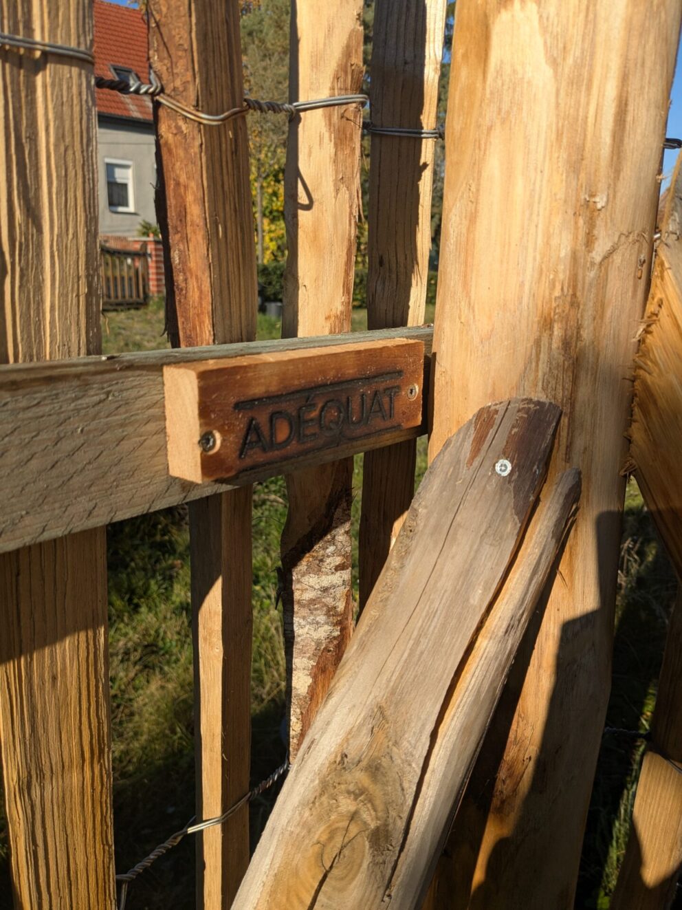 Fr. Staketenzaun Kastanien 150 cm hoch, Abstand 4 cm, 2x 5m Rolle und Kastanien Pfost 200 cm lang, Ø 7-9 cm - mit Spitze