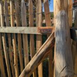 Fr. Staketenzaun Kastanien 150 cm hoch, Abstand 4 cm, 2x 5m Rolle und Kastanien Pfost 200 cm lang, Ø 7-9 cm - mit Spitze