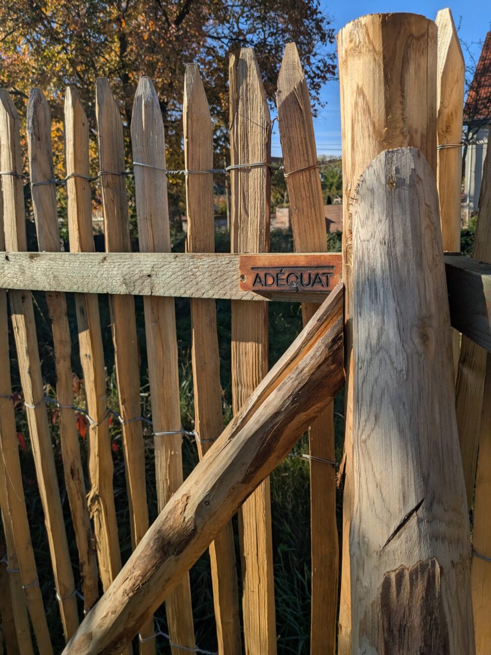 Fr. Staketenzaun Kastanien 150 cm hoch, Abstand 4 cm, 2x 5m Rolle und Kastanien Pfost 200 cm lang, Ø 7-9 cm - mit Spitze